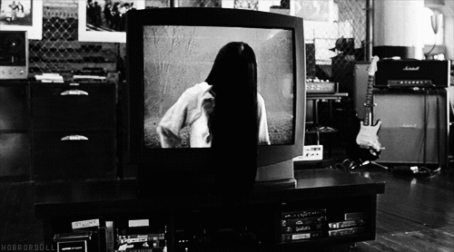 Девушка вылезает из телевизора. Телевизор gif.